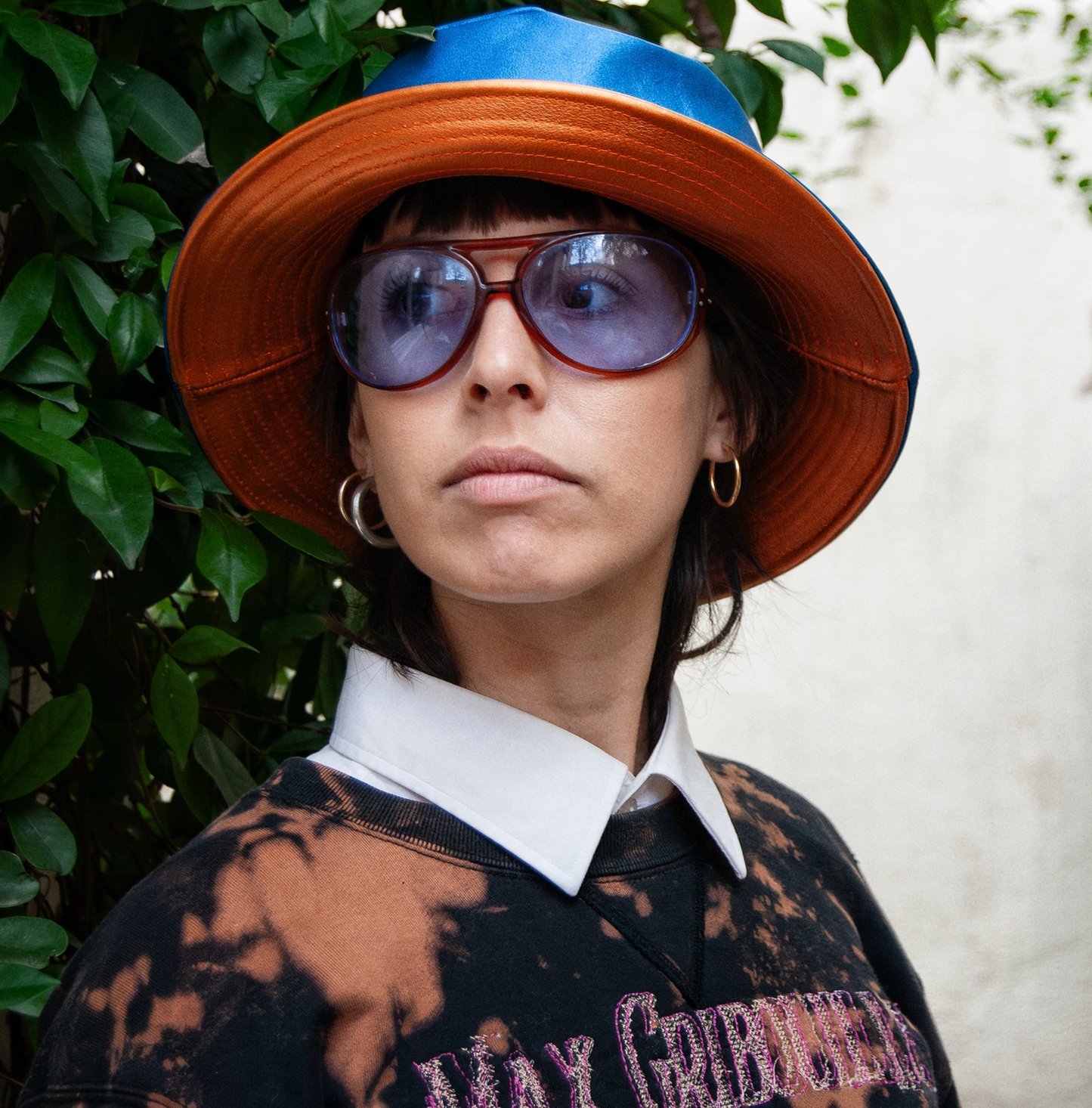 Bob en cuir - Bleu électrique et visière orange électrique taille S