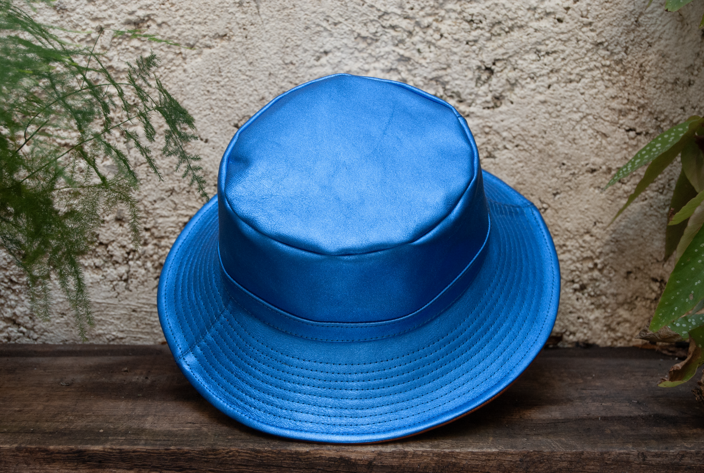 Bob en cuir - Bleu électrique et visière orange électrique taille S