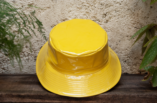 Bob en cuir - Jaune ciré et visière bleu marine pailletée taille L