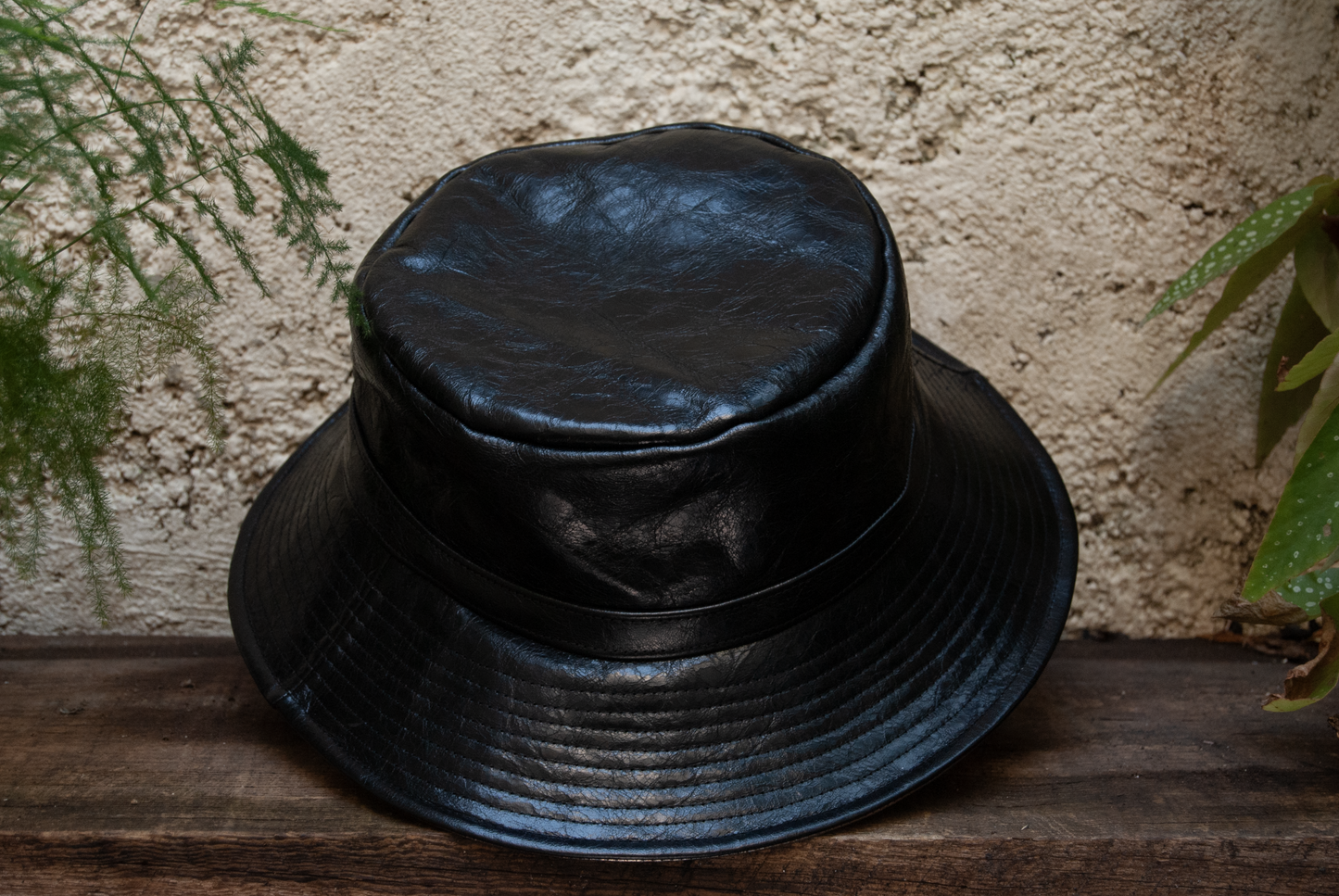 Bob en cuir - Noir et visière or pale taille L
