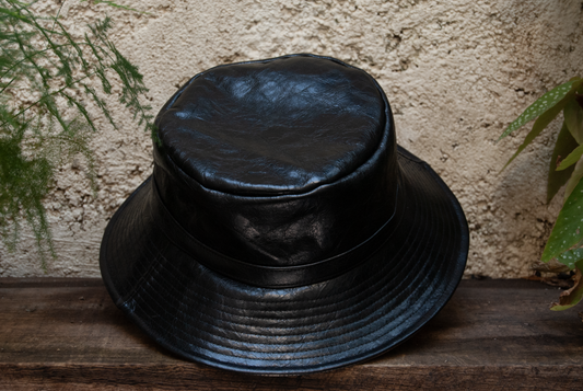 Bob en cuir - Noir et visière or pale taille L
