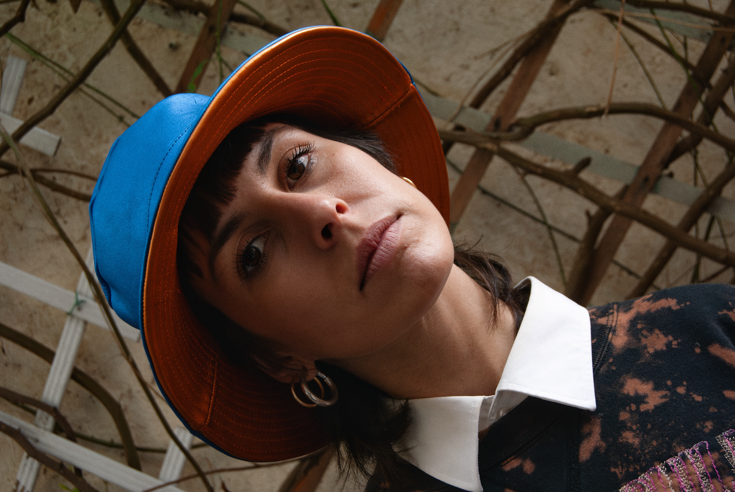 Bob en cuir - Bleu électrique et visière orange électrique taille S